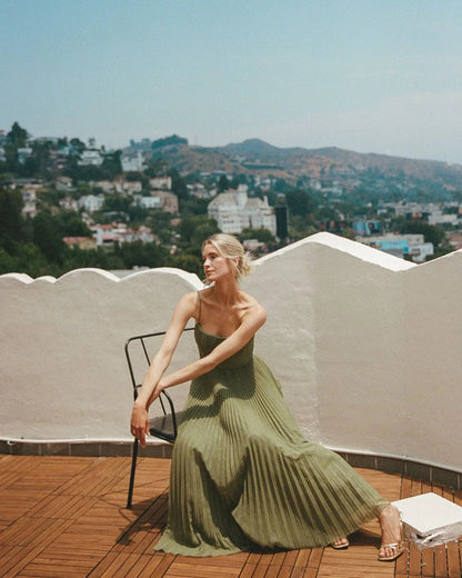 Amara – Elegancia moderna con espalda descubierta Aviero Madrid